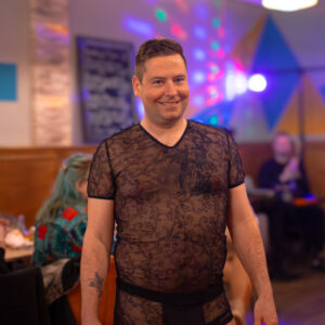 T-shirt homme ,en tulle brodé noir avec des arabesques les dessous d'angelique