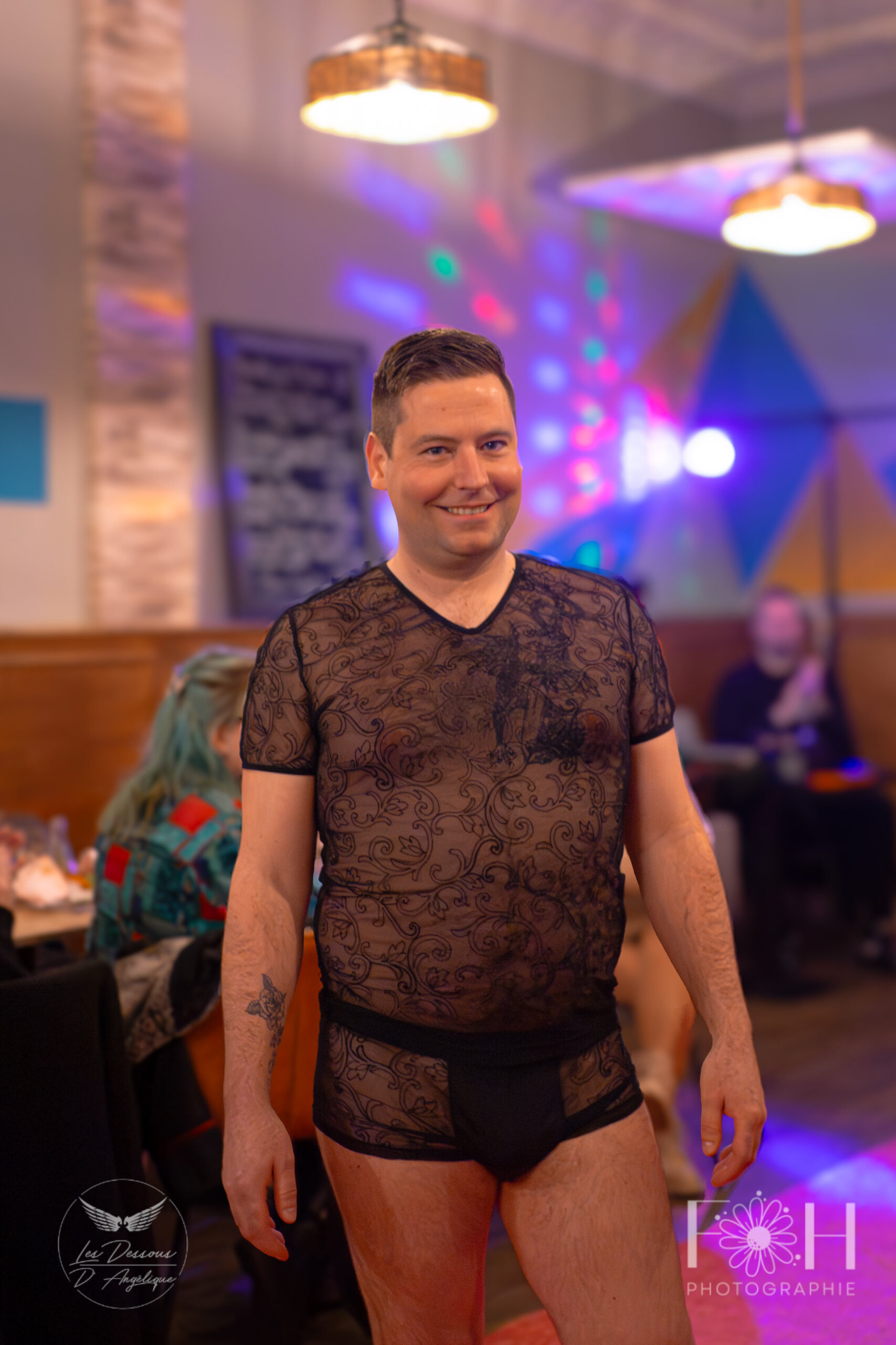 T-shirt homme ,en tulle brodé noir avec des arabesques les dessous d'angelique