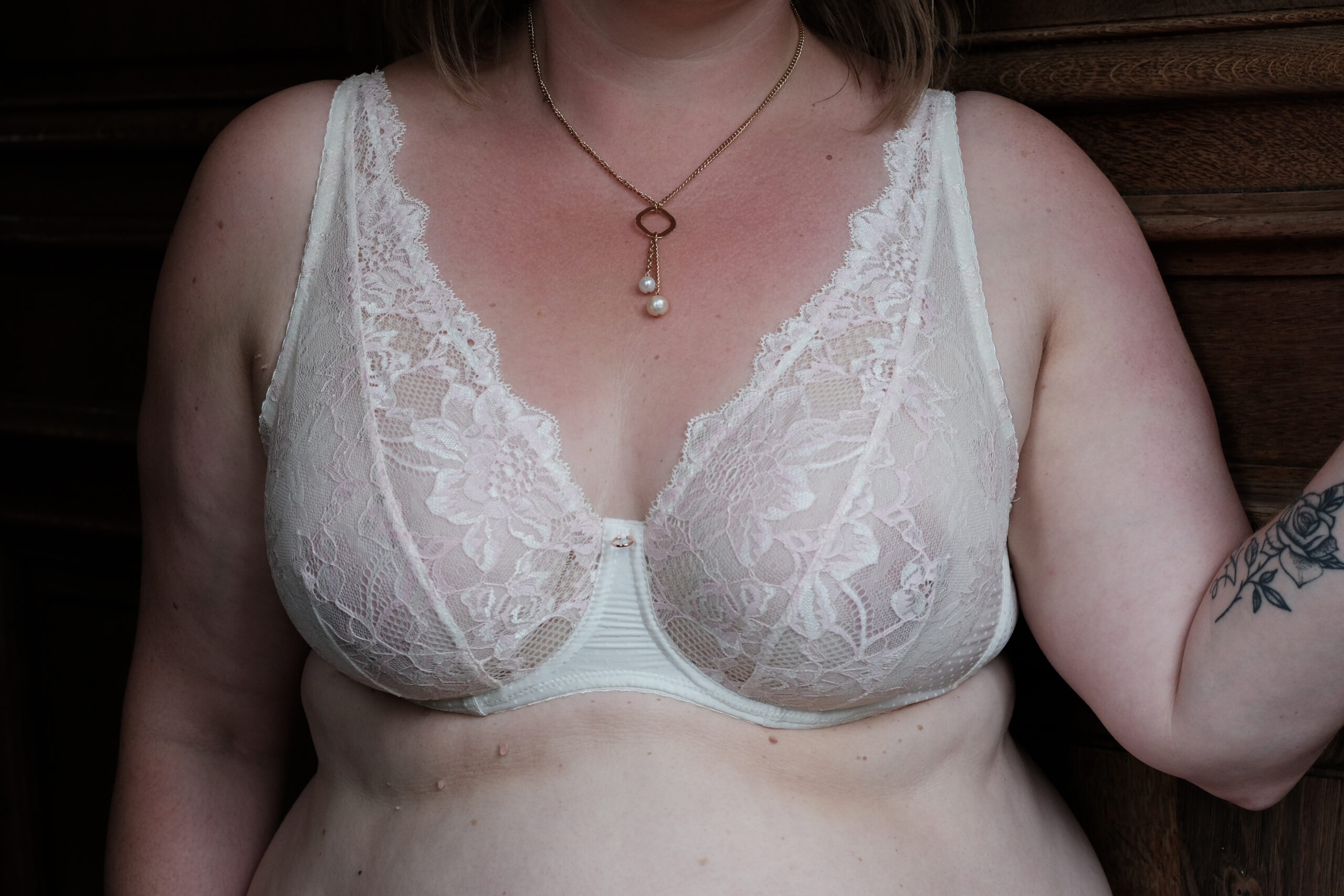 soutien gorge de forme foulard a armature en dentelle ecru et rose poudré