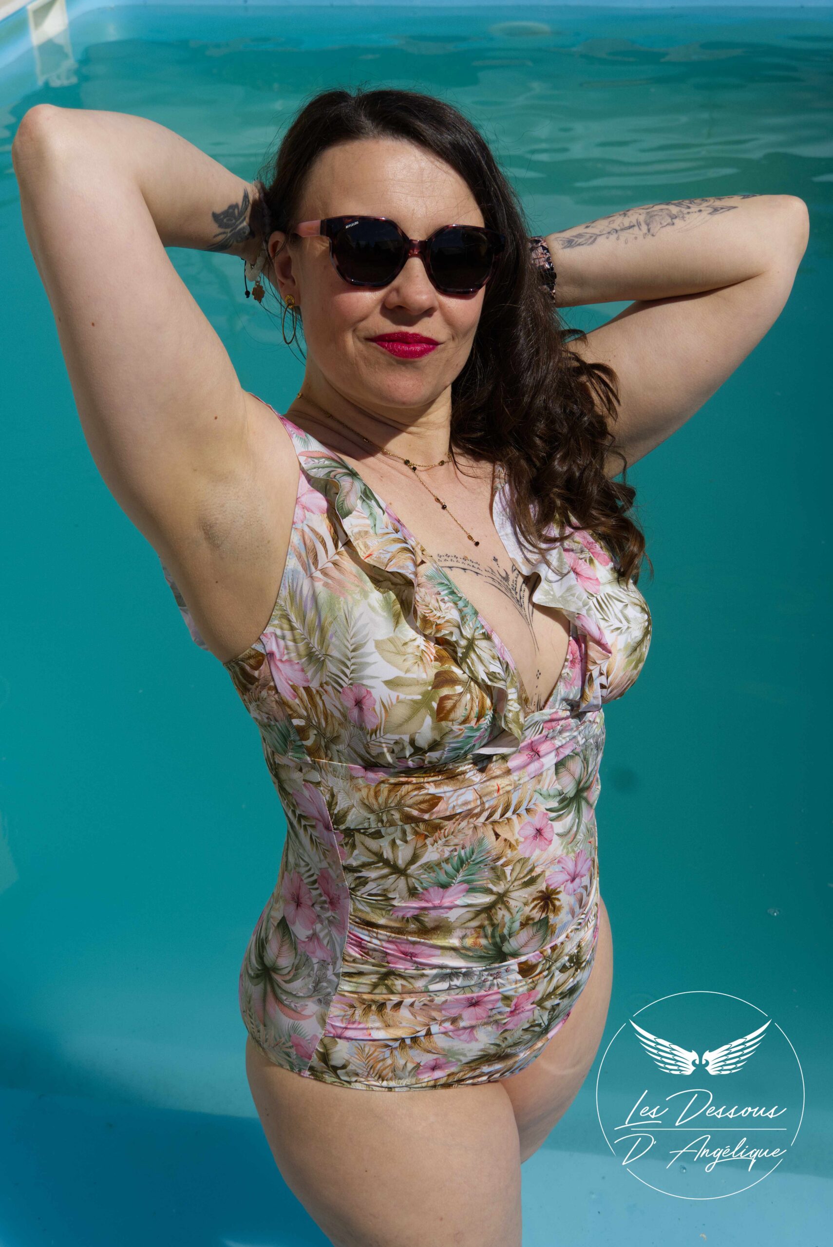 Découvrez notre maillot de bain une pièce avec fronces ventre, décolleté plongeant, froufrou et dos lacé ajustable. Élégant, confortable et féminin.