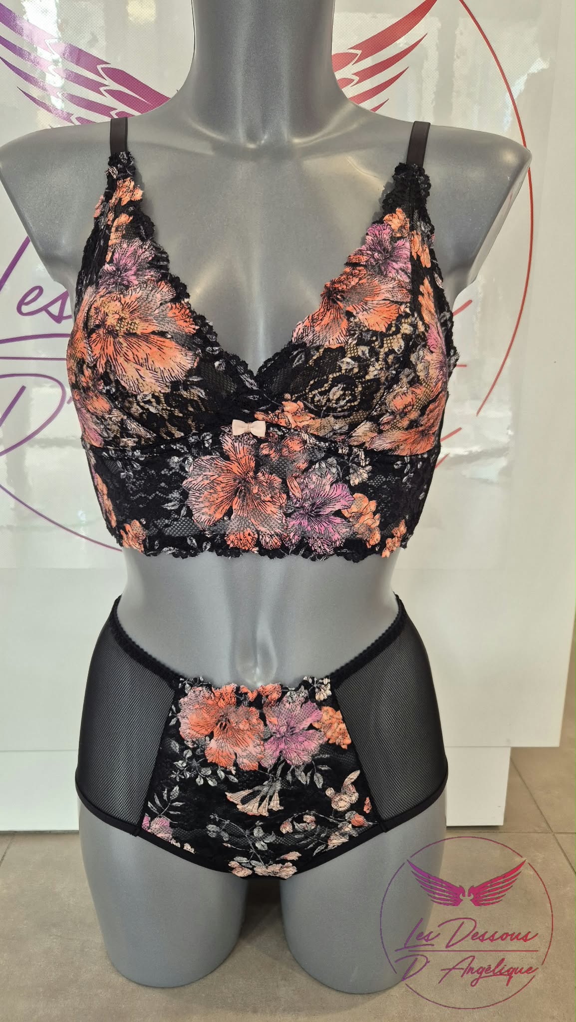 Bralette Cornaline triangle en dentelle orange et rose sur résille noire
