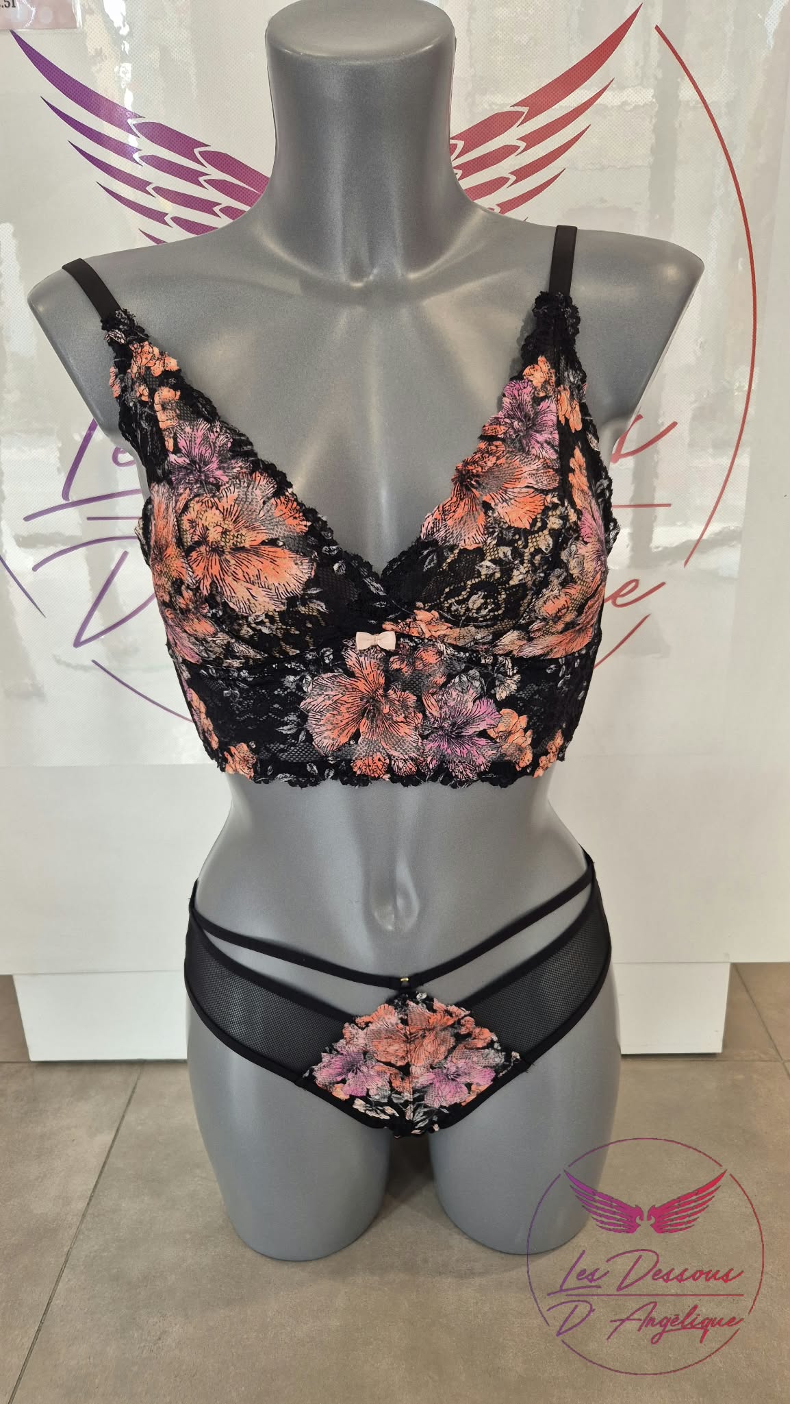 Bralette Cornaline triangle en dentelle orange et rose sur résille noire