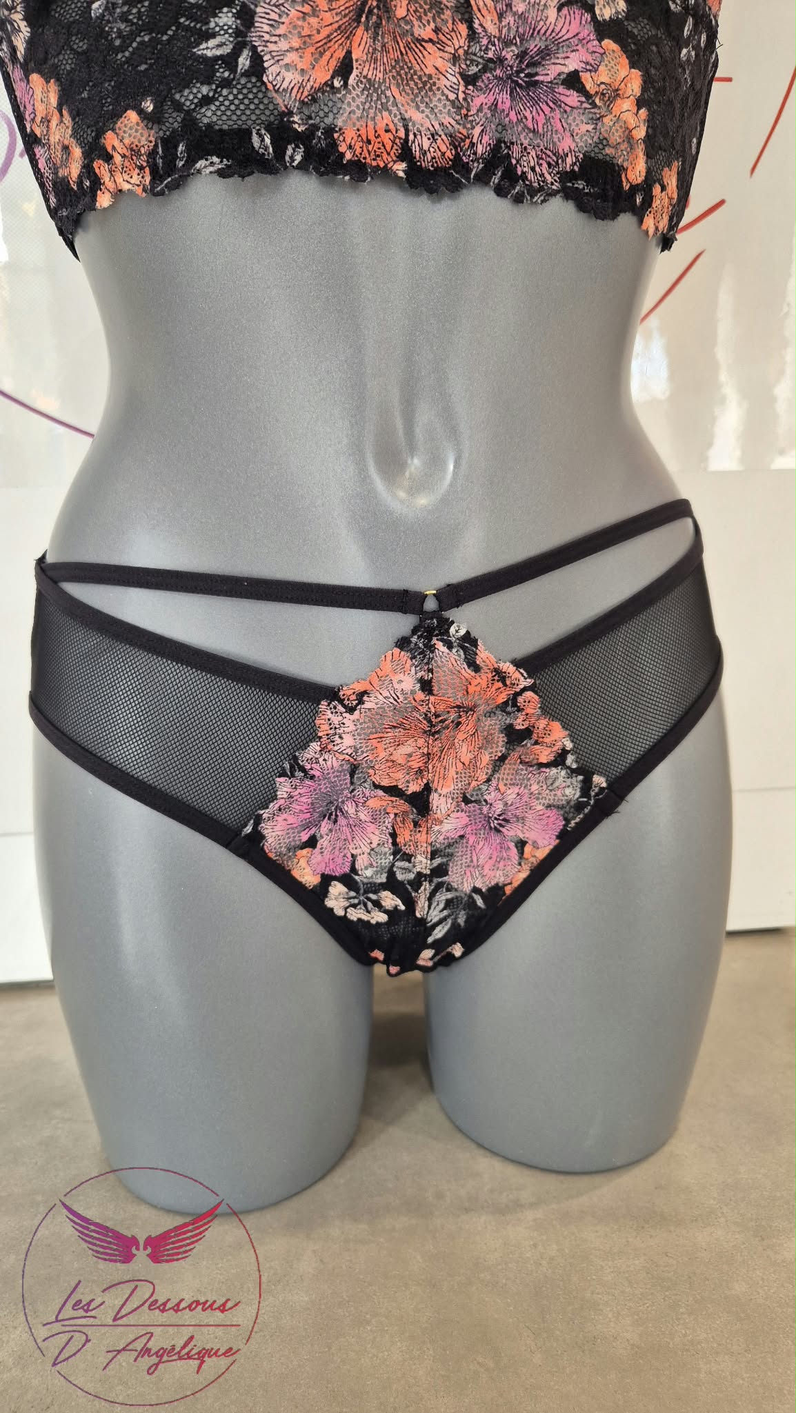 String Cornaline en dentelle orange et rose et résille noire