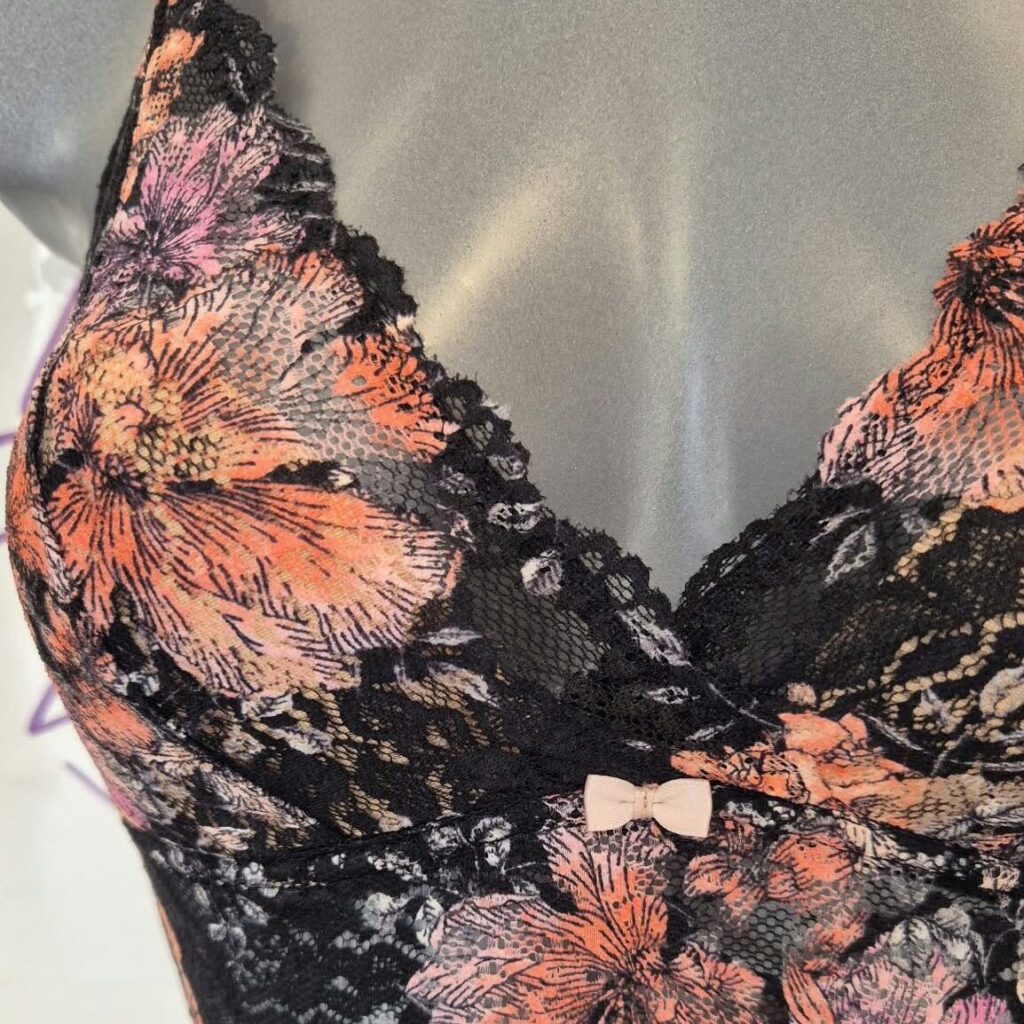 Bralette Cornaline en dentelle rose et orange sur résille noire
