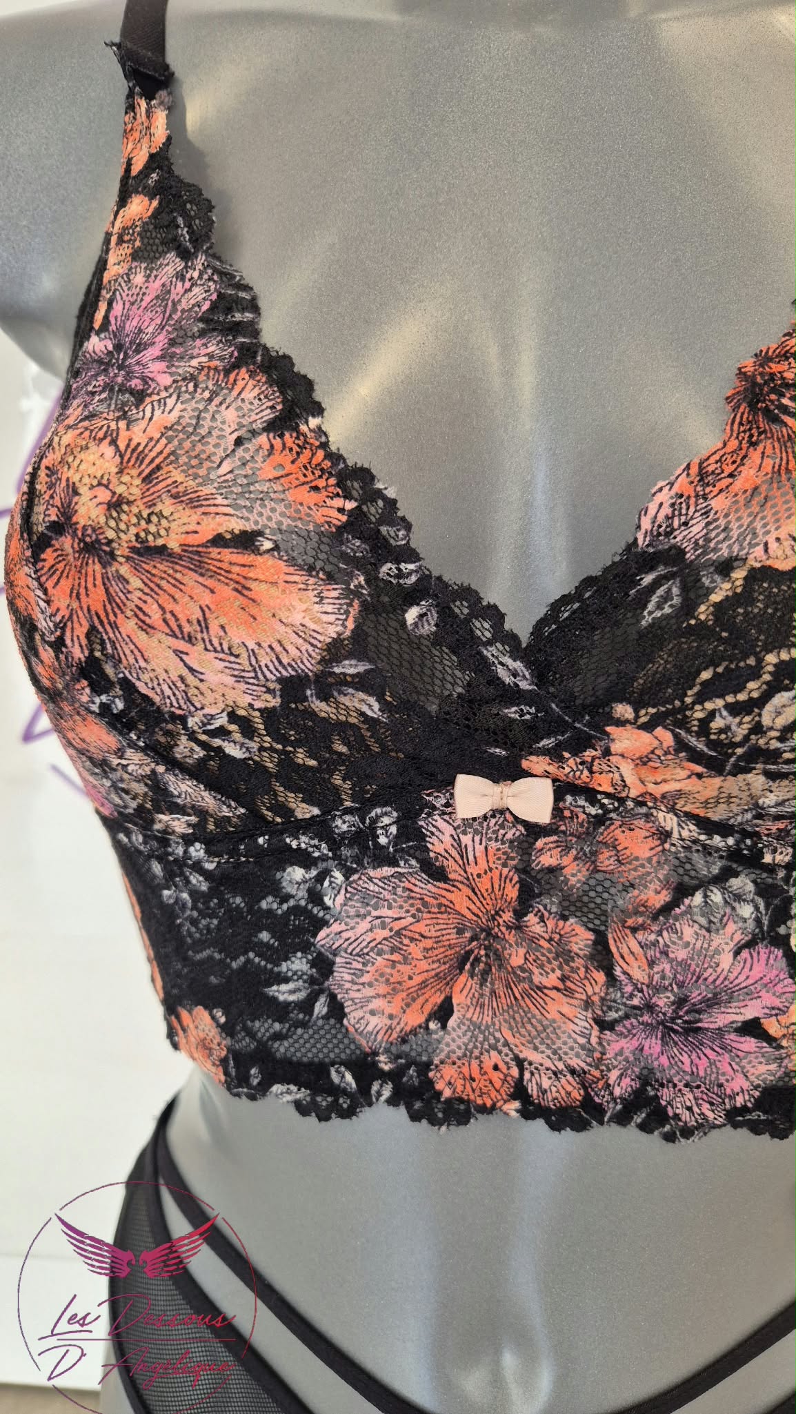 Bralette Cornaline triangle en dentelle orange et rose sur résille noire