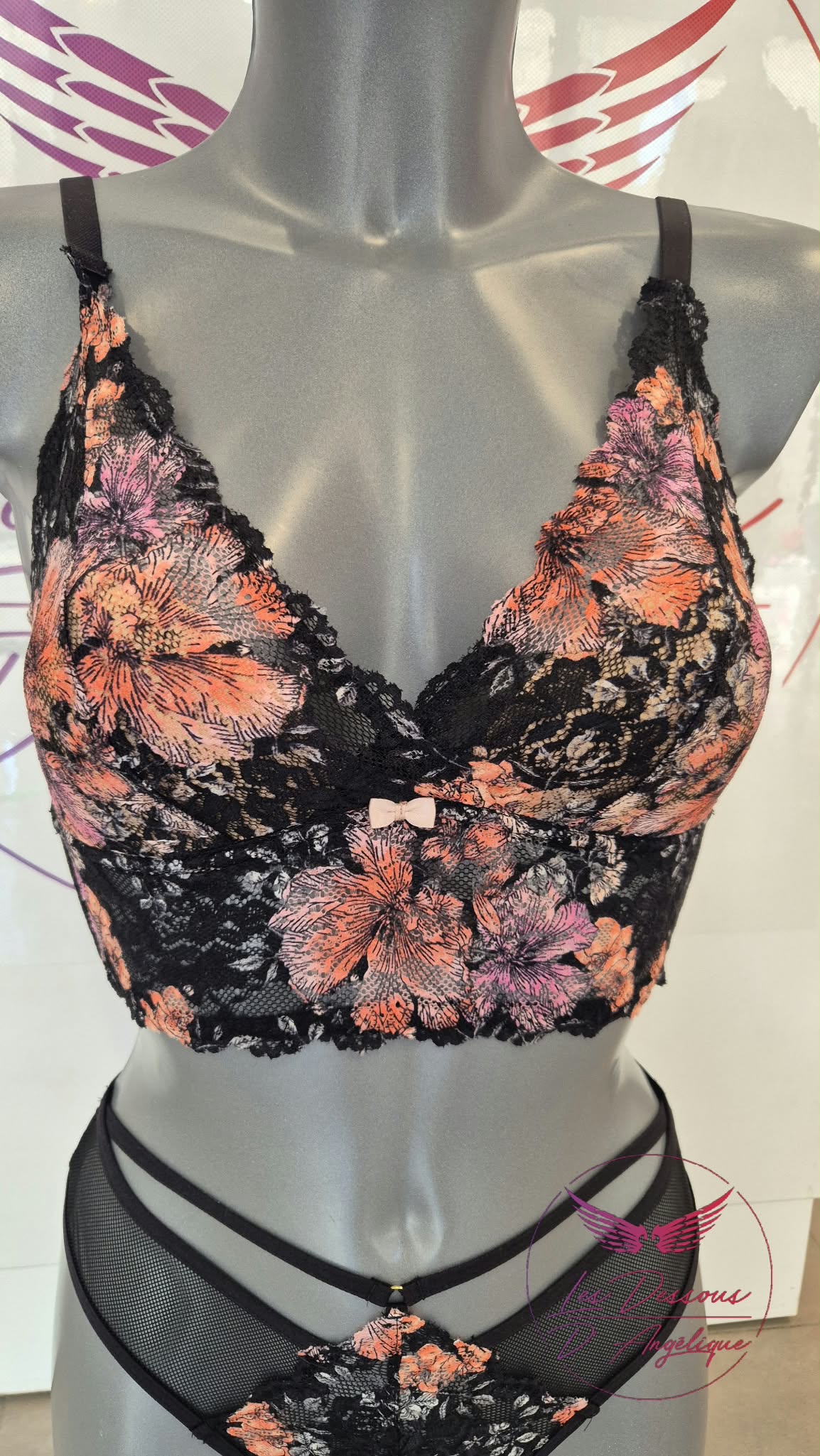 Bralette Cornaline triangle en dentelle orange et rose sur résille noire