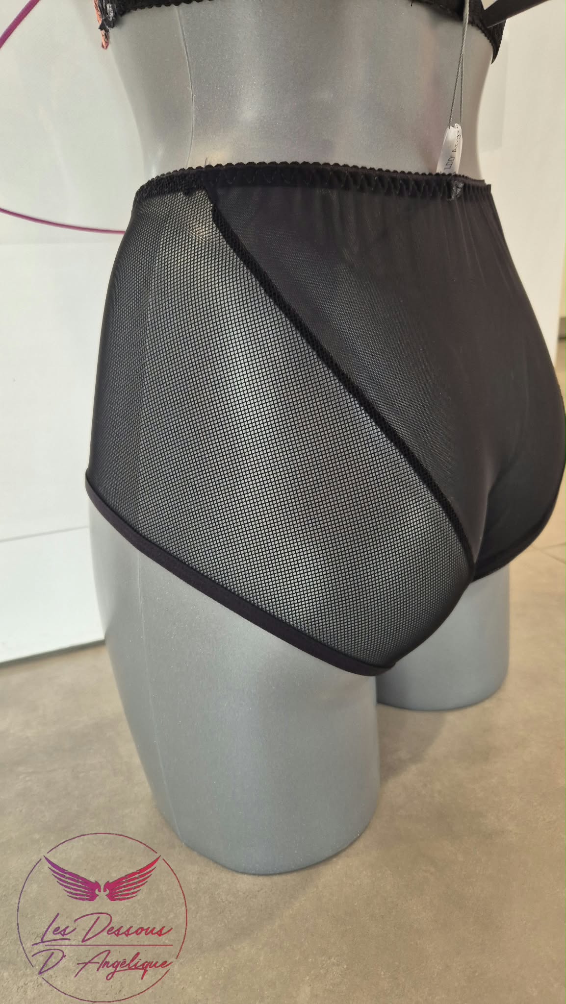 Culotte Cornaline légèrement taille haute en dentelle orange et rose et résille noire