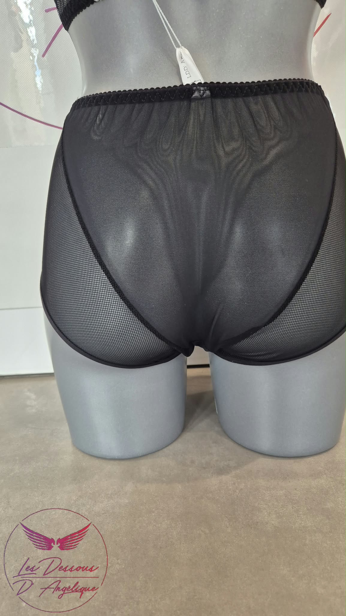 Dos de la culotte Cornaline en résille noire transparente