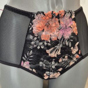 Culotte Cornaline légèrement taille haute en dentelle orange et rose et résille noire