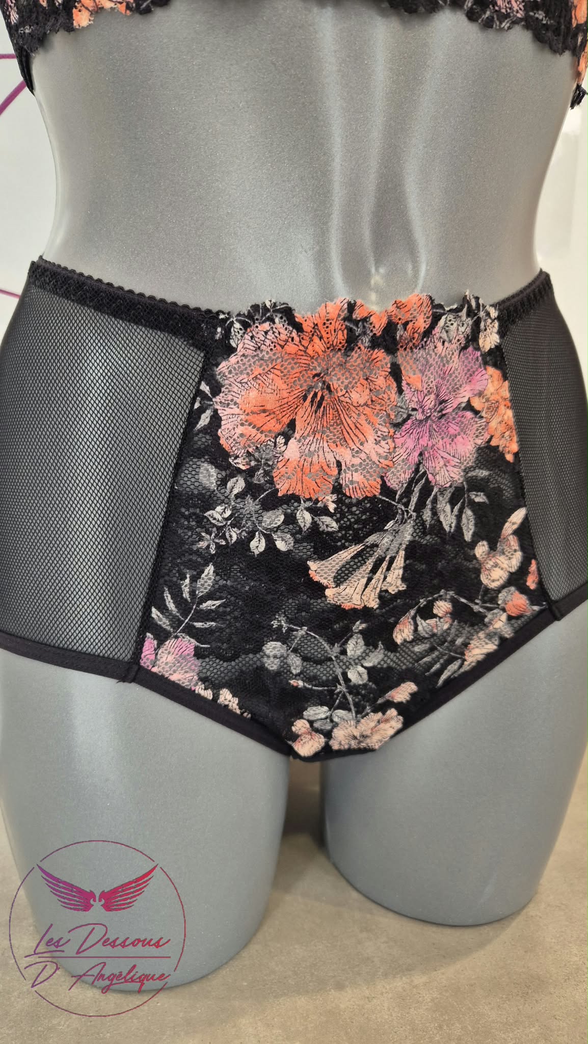 Culotte Cornaline légèrement taille haute en dentelle orange et rose et résille noire
