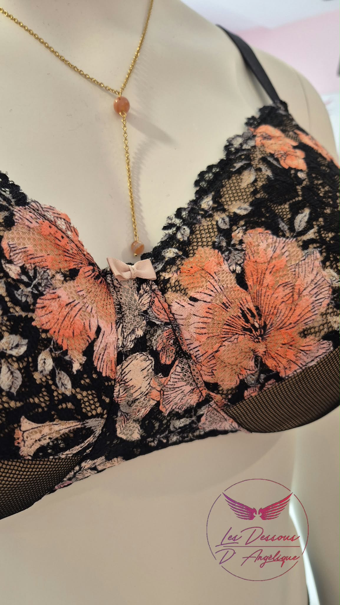 padded-cornaline-sans-armatures-post-mastectomie 9. Textes alternatifs des photos À adapter aux photos réellement présentes sur la fiche : « Soutien-gorge Padded Cornaline sans armatures en dentelle orange et rose » « Soutien-gorge