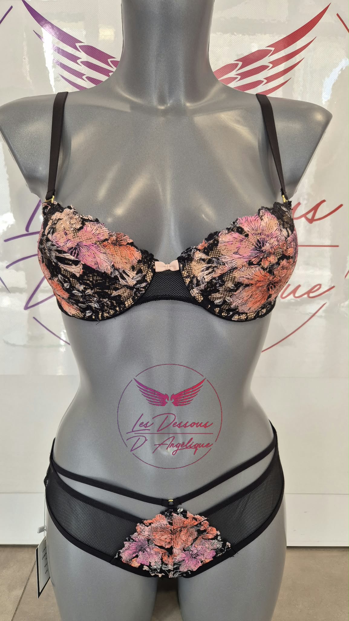 Soutien-gorge push-up Cornaline en dentelle orange et rose sur résille noire